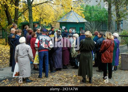 Antragsteller drängen das Tor des russischen Konsulats in der estnischen Grenzstadt Narva Stockfoto