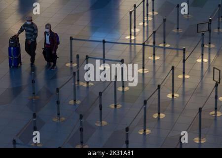 Ein älteres japanisches Paar im Check-in-Bereich des Haneda International Airport, Tokio, Japan. Stockfoto