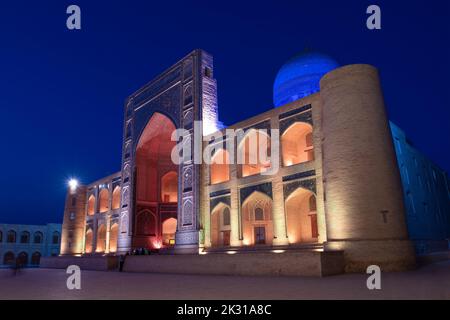 Mittelalterliche mir-i-arabische Madrasah in Nachtbeleuchtung. Buchara, Usbekistan Stockfoto