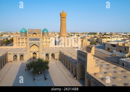 BUCHARA, USBEKISTAN - 09. SEPTEMBER 2022: Sonniger Tag über der alten POI-Kalan Moschee Stockfoto