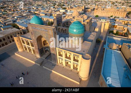 Draufsicht auf die uralte mir-i-arabische Madrasah an einem sonnigen Tag. Buchara, Usbekistan Stockfoto