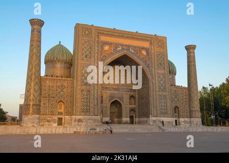 SAMARKAND, USBEKISTAN - 13. SEPTEMBER 2022: Sherdor Madrasa im Licht der Abendsonne. Registan Square Stockfoto