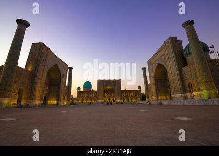 Dämmerung auf dem Registan Square. Samarkand, Usbekistan Stockfoto