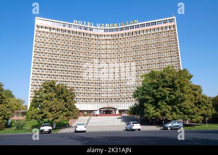 TASCHKENT, USBEKISTAN - 15. SEPTEMBER 2022: Das Gebäude des berühmten Hotels 'Usbekistan' an einem sonnigen Septembertag Stockfoto