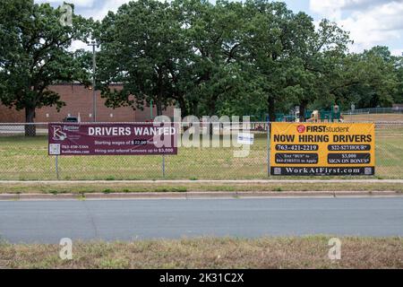 Mounds View, Minnestoa. Schulbusunternehmen konkurrieren um Fahrer mit Schildern nebeneinander. Stockfoto