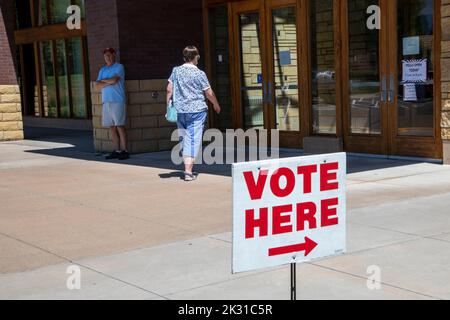 Vadnais Heights, Minnesota. Frau, die am Wahltag das Wahllokal betrat. Stockfoto