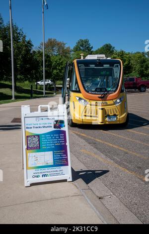 White Bear Lake, Minnesota. August 9 2022. Ein selbstfahrenden, elektrischen Shuttle für mehrere Passagiere mit niedriger Geschwindigkeit. Bear Tracks ist ein Forschungs- und Demonstrationsproj Stockfoto