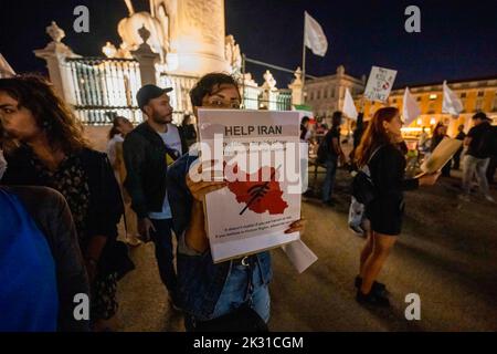 Lissabon, Portugal. 23. September 2022. Während einer Kundgebung zugunsten des iranischen Volkes wird ein Aktivist mit einem Plakat gegen Gewalt gesehen. Mahsa Amini, eine 22-jährige Frau, starb am Freitag, den 16. September, in Polizeigewahrsam, nachdem sie von der Moralpolizei in Teheran verhaftet worden war, was eine große Anzahl von Protesten in verschiedenen Regionen des Iran auslöste, die mehrere Menschen das Leben gekostet haben. Kredit: SOPA Images Limited/Alamy Live Nachrichten Stockfoto