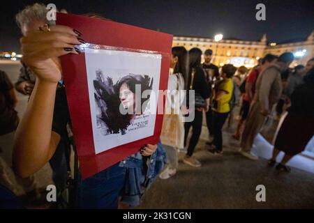 Lissabon, Portugal. 23. September 2022. Während einer Kundgebung zur Unterstützung der iranischen Bevölkerung und gegen Gewalt wird ein Aktivist mit einem Bild von Mahsa Amin gesehen. Mahsa Amini, eine 22-jährige Frau, starb am Freitag, den 16. September, in Polizeigewahrsam, nachdem sie von der Moralpolizei in Teheran verhaftet worden war, was eine große Anzahl von Protesten in verschiedenen Regionen des Iran auslöste, die mehrere Menschen das Leben gekostet haben. Kredit: SOPA Images Limited/Alamy Live Nachrichten Stockfoto