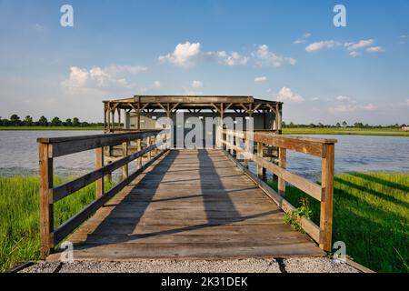 Angeldock oder Vogelbeobachtungsdock über dem Wasser Stockfoto