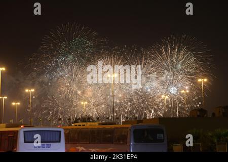 Riad, Saudi-Arabien. 23. September 2022. Feuerwerk explodiert, um den Nationalfeiertag Saudi-Arabiens in Riad, Saudi-Arabien, am 23. September 2022 zu feiern. Quelle: Wang Haizhou/Xinhua/Alamy Live News Stockfoto