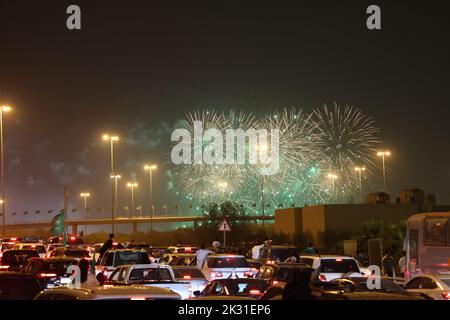 Riad, Saudi-Arabien. 23. September 2022. Feuerwerk explodiert, um den Nationalfeiertag Saudi-Arabiens in Riad, Saudi-Arabien, am 23. September 2022 zu feiern. Quelle: Wang Haizhou/Xinhua/Alamy Live News Stockfoto