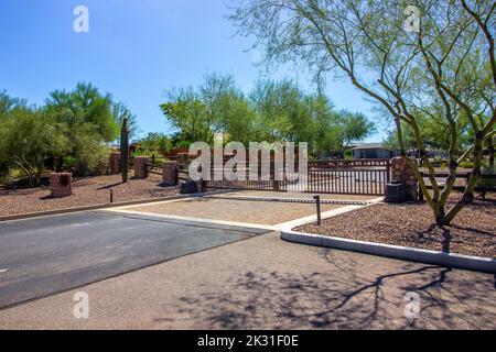 Ausgang Für Metallfahrzeuge Bei Housing Subdivision Stockfoto