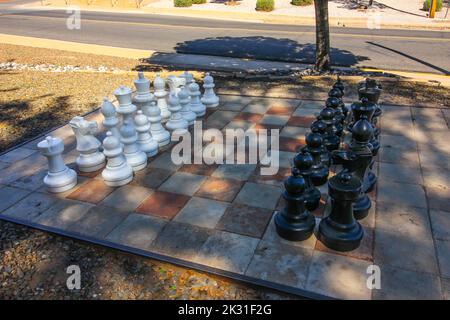 Große Rasenschachfiguren Auf Dem Display Stockfoto