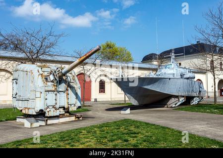 Militärhistorisches Museum der Bundeswehr in Dresden, Schiffsgewehr und kleines Torpedo-Schnellboot Libelle-Klasse Stockfoto