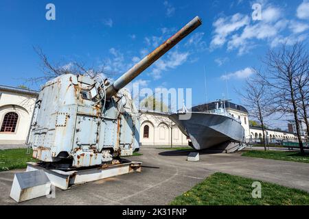 Militärhistorisches Museum der Bundeswehr in Dresden, Schiffsgewehr und kleines Torpedo-Schnellboot Libelle-Klasse Stockfoto