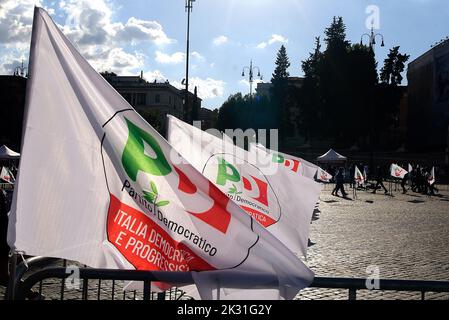 Rom, Italien. 23. September 2022. Zur Abschlussveranstaltung des Wahlkampfes für die Parlamentswahlen in Italien am 25. September werden Flaggen der Demokratischen Partei ausgestellt. Kredit: SOPA Images Limited/Alamy Live Nachrichten Stockfoto