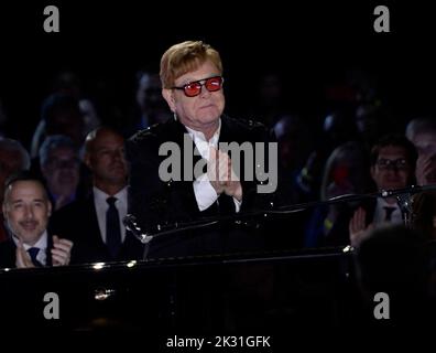 Washington, Usa. 23. September 2022. Sir Elton John präformt eine Show, die er “A Night When Hope and History Rhyme nennt, als Teil seiner Abschiedstour auf dem South Lawn des Weißen Hauses in Washington, DC am Freitag, dem 23. September 2022. Kredit: Bonnie Cash/Pool via CNP/dpa/Alamy Live News Stockfoto