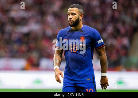 Warschau, Polen. 22. September 2022. Memphis Depay aus den Niederlanden in Aktion gesehen während der UEFA Nations League, League A Group 4 Spiel zwischen Polen und den Niederlanden im PGE National Stadium. Endstand; Polen 0:2 Niederlande. Kredit: SOPA Images Limited/Alamy Live Nachrichten Stockfoto