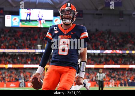 23. September 2022: Syracuse Orange Quarterback Garrett Shrader (6) reagiert auf seinen Touchdown-Lauf gegen die Virginia Cavaliers in der ersten Hälfte am Freitag, 23. September 2022 im JMA Wireless Dome in Syracuse, New York. Rich Barnes/CSM Stockfoto