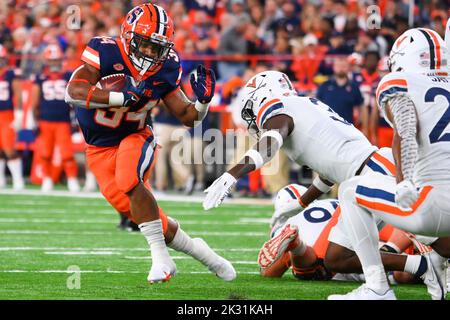 23. September 2022: Syracuse Orange läuft zurück Sean Tucker (34) läuft mit dem Ball gegen die Virginia Cavaliers in der ersten Halbzeit am Freitag, 23. September 2022 im JMA Wireless Dome in Syracuse, New York. Rich Barnes/CSM Stockfoto