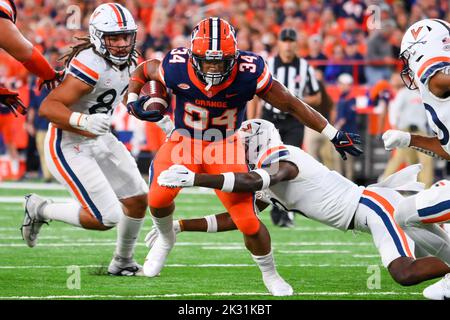 23. September 2022: Syracuse Orange läuft zurück Sean Tucker (34) läuft mit dem Ball gegen die Virginia Cavaliers in der ersten Halbzeit am Freitag, 23. September 2022 im JMA Wireless Dome in Syracuse, New York. Rich Barnes/CSM Stockfoto