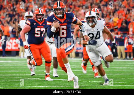 23. September 2022: Syracuse Orange Quarterback Garrett Shrader (6) läuft in der ersten Hälfte am Freitag, 23. September 2022, im JMA Wireless Dome in Syracuse, New York, mit dem Ball gegen die Virginia Cavaliers. Rich Barnes/CSM Stockfoto