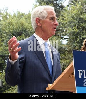 Orlando, USA. 23. September 2022. Der Abgeordnete Charlie Crist, Kandidat der demokratischen Gouverneurs für Florida, spricht während einer Pressekonferenz im Lake Eola Park in Orlando, Florida. Crist wird bei den Parlamentswahlen dem republikanischen Gouverneur Ron DeSantis gegenüberstehen. Kredit: SOPA Images Limited/Alamy Live Nachrichten Stockfoto