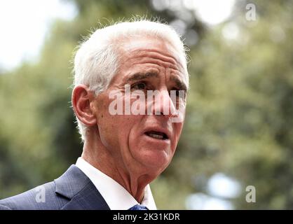 Orlando, USA. 23. September 2022. Der Abgeordnete Charlie Crist, Kandidat der demokratischen Gouverneurs für Florida, spricht während einer Pressekonferenz im Lake Eola Park in Orlando, Florida. Crist wird bei den Parlamentswahlen dem republikanischen Gouverneur Ron DeSantis gegenüberstehen. Kredit: SOPA Images Limited/Alamy Live Nachrichten Stockfoto