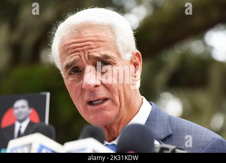 Orlando, USA. 23. September 2022. Der Abgeordnete Charlie Crist, Kandidat der demokratischen Gouverneurs für Florida, spricht während einer Pressekonferenz im Lake Eola Park in Orlando, Florida. Crist wird bei den Parlamentswahlen dem republikanischen Gouverneur Ron DeSantis gegenüberstehen. Kredit: SOPA Images Limited/Alamy Live Nachrichten Stockfoto