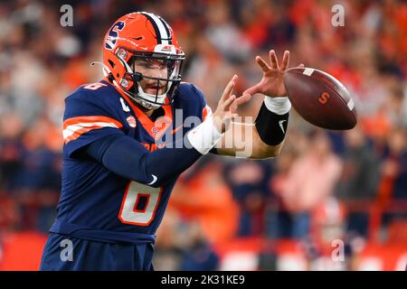 23. September 2022: Der Syracuse Orange Quarterback Garrett Shrader (6) nimmt in der ersten Hälfte am Freitag, 23. September 2022 im JMA Wireless Dome in Syracuse, New York, den Schnappschuss gegen die Virginia Cavaliers vor. Rich Barnes/CSM Stockfoto