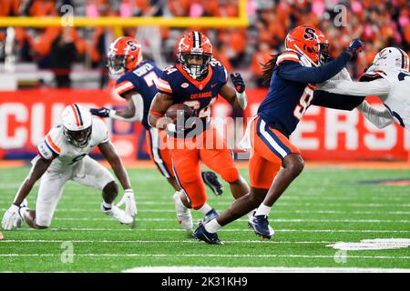 23. September 2022: Syracuse Orange läuft zurück Sean Tucker (34) läuft mit dem Ball gegen die Virginia Cavaliers in der ersten Halbzeit am Freitag, 23. September 2022 im JMA Wireless Dome in Syracuse, New York. Rich Barnes/CSM Stockfoto