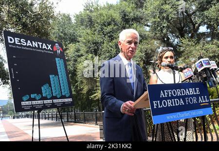 Orlando, Usa. 23. September 2022. Der Abgeordnete Charlie Crist (C), Kandidat der demokratischen Gouverneurs für Florida, spricht während einer Pressekonferenz im Lake Eola Park in Orlando, Florida. Crist wird bei den Parlamentswahlen dem republikanischen Gouverneur Ron DeSantis gegenüberstehen. (Foto von Paul Hennessy/SOPA Images/Sipa USA) Quelle: SIPA USA/Alamy Live News Stockfoto