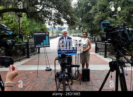 Orlando, Usa. 23. September 2022. Der Abgeordnete Charlie Crist (L), Kandidat der demokratischen Gouverneurs für Florida, spricht während einer Pressekonferenz im Lake Eola Park in Orlando, Florida. Crist wird bei den Parlamentswahlen dem republikanischen Gouverneur Ron DeSantis gegenüberstehen. (Foto von Paul Hennessy/SOPA Images/Sipa USA) Quelle: SIPA USA/Alamy Live News Stockfoto