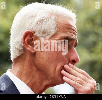 Orlando, Usa. 23. September 2022. Der Abgeordnete Charlie Crist, Kandidat der demokratischen Gouverneurs für Florida, spricht während einer Pressekonferenz im Lake Eola Park in Orlando, Florida. Crist wird bei den Parlamentswahlen dem republikanischen Gouverneur Ron DeSantis gegenüberstehen. (Foto von Paul Hennessy/SOPA Images/Sipa USA) Quelle: SIPA USA/Alamy Live News Stockfoto