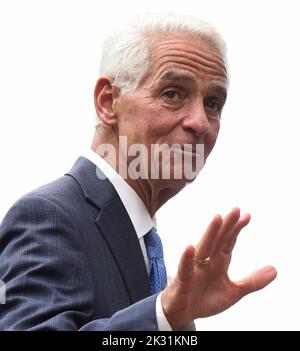 Orlando, Usa. 23. September 2022. Der Abgeordnete Charlie Crist, Kandidat der demokratischen Gouverneurs für Florida, winkt, als er eine Pressekonferenz im Lake Eola Park in Orlando, Florida, verlässt. Crist wird bei den Parlamentswahlen dem republikanischen Gouverneur Ron DeSantis gegenüberstehen. (Foto von Paul Hennessy/SOPA Images/Sipa USA) Quelle: SIPA USA/Alamy Live News Stockfoto