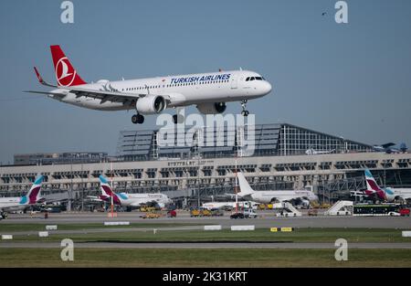 Stuttgart, Deutschland. 21. September 2022. Ein Flugzeug der Turkish Airlines landet am Flughafen Stuttgart. Quelle: Marijan Murat/dpa/Alamy Live News Stockfoto