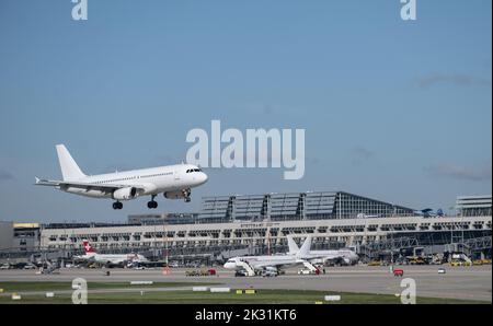 Stuttgart, Deutschland. 21. September 2022. Ein Flugzeug landet am Flughafen Stuttgart. Quelle: Marijan Murat/dpa/Alamy Live News Stockfoto