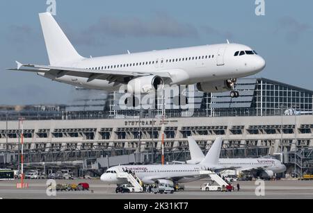 Stuttgart, Deutschland. 21. September 2022. Ein Flugzeug landet am Flughafen Stuttgart. Quelle: Marijan Murat/dpa/Alamy Live News Stockfoto