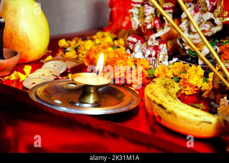 Gebetsartikel Pooja Material / Puja Sahitya in Hindu Religion aus Indien, in einer Gruppe arrangiert. Selektiver Fokus Stockfoto