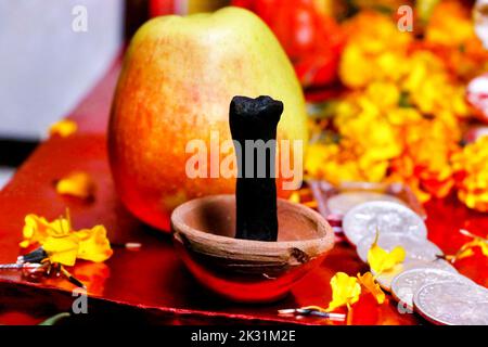 Gebetsartikel Pooja Material / Puja Sahitya in Hindu Religion aus Indien, in einer Gruppe arrangiert. Selektiver Fokus Stockfoto