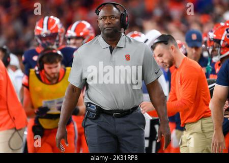 23. September 2022: Dino Babers, Cheftrainer von Syracuse Orange, schaut in der zweiten Hälfte am Freitag, 23. September 2022 im JMA Wireless Dome in Syracuse, New York, gegen die Virginia Cavaliers. Rich Barnes/CSM Stockfoto