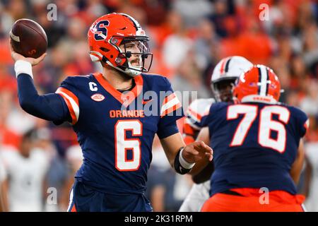 23. September 2022: Syracuse Orange Quarterback Garrett Shrader (6) spielt in der zweiten Hälfte am Freitag, 23. September 2022, im JMA Wireless Dome in Syracuse, New York, den Ball gegen die Virginia Cavaliers. Rich Barnes/CSM Stockfoto