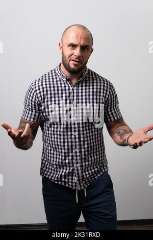 In einem Hemd in Tattoos Kerl Stockfoto