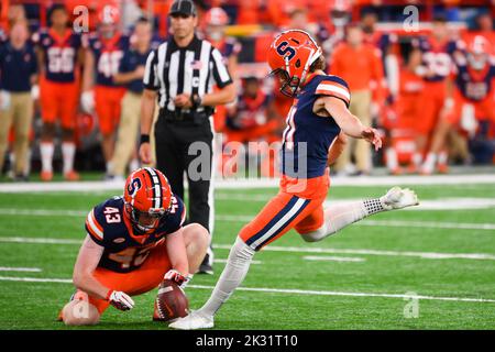 23. September 2022: Der Kicker von Syracuse Orange Place, Andre Szmyt (91), schießt in der zweiten Halbzeit am Freitag, 23. September 2022 im JMA Wireless Dome in Syracuse, New York, das siegreiche Feldtor gegen die Virginia Cavaliers. Rich Barnes/CSM Stockfoto