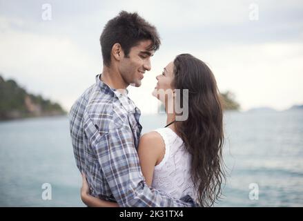 Ich liebe Sie für alles, was Sie sind. Ein liebevolles junges Paar genießen einen Urlaub am Meer. Stockfoto