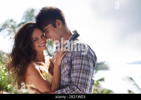 Urlaub liebend. Porträt eines liebevollen jungen Paares im Urlaub. Stockfoto