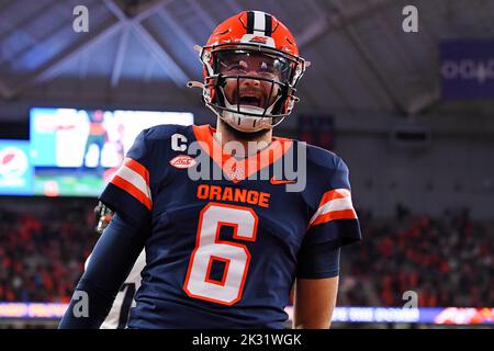 23. September 2022: Syracuse Orange Quarterback Garrett Shrader (6) reagiert auf seinen Touchdown-Lauf gegen die Virginia Cavaliers in der ersten Hälfte am Freitag, 23. September 2022 im JMA Wireless Dome in Syracuse, New York. Rich Barnes/CSM Stockfoto