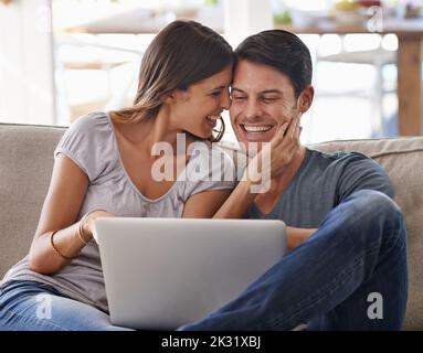 Gefangen im Netz ihrer Liebe. Ein liebevolles junges Paar, das viel Zeit miteinander verbringt. Stockfoto