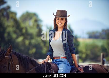 Die Natur lieben. Porträt einer wunderschönen Cowgirl mit ihrem Pferd. Stockfoto